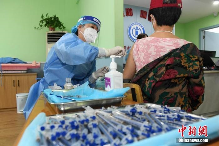 資料圖：市民來到醫(yī)院接種新冠疫苗。 楊華峰 攝