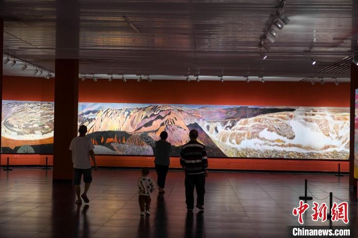 162米巨幅油畫長(zhǎng)卷《黃河》吸引市民駐足觀看?！钊A峰 攝