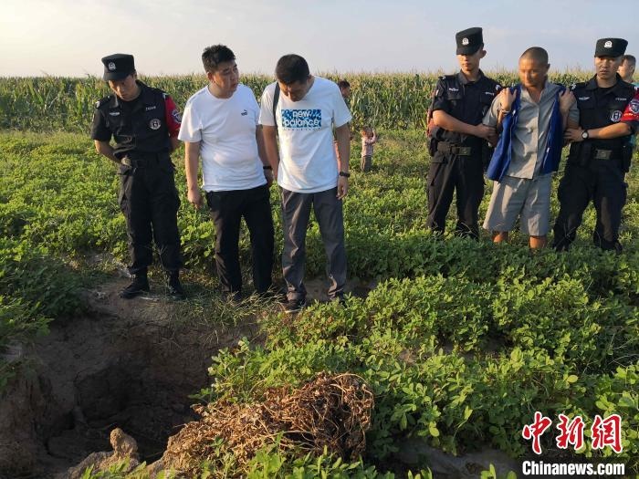 資料圖：犯罪嫌疑人辨認(rèn)作案現(xiàn)場?！〖蜗榭h公安局供圖