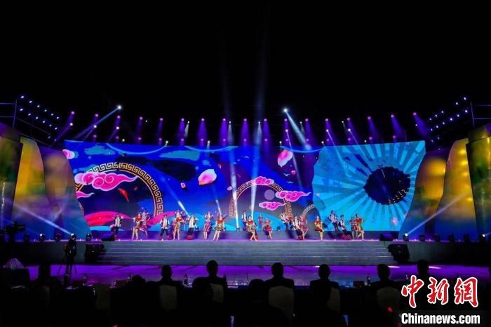 圖為中國·重慶秀山第二屆“金山銀山”文化旅游節(jié)開幕現(xiàn)場?！⌒闵娇h文旅委供圖