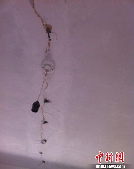 資料圖：房頂開(kāi)裂。