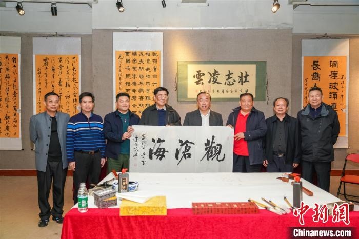 圖為百名將軍書畫展活動(dòng)現(xiàn)場。　宋秀杰 攝 攝