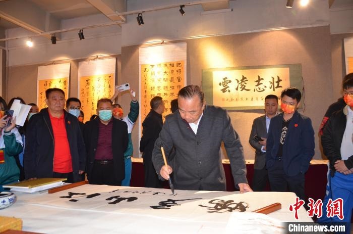 圖為“鐵軍老戰(zhàn)士”、著名書法家、解放軍報(bào)原副總編輯連俊義少將現(xiàn)場揮毫?！☆佇玛?攝 攝