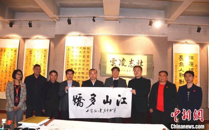 圖為百名將軍書畫展活動(dòng)現(xiàn)場?！☆佇玛?攝 攝