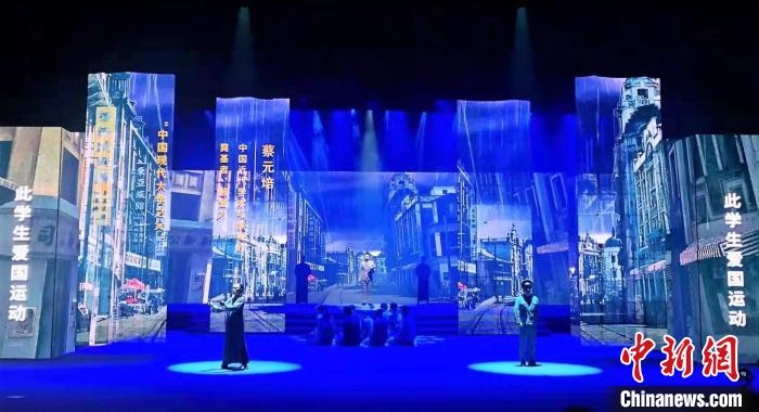 圖為“百年風華”大型音樂史詩劇現(xiàn)場。　劉海靈 攝