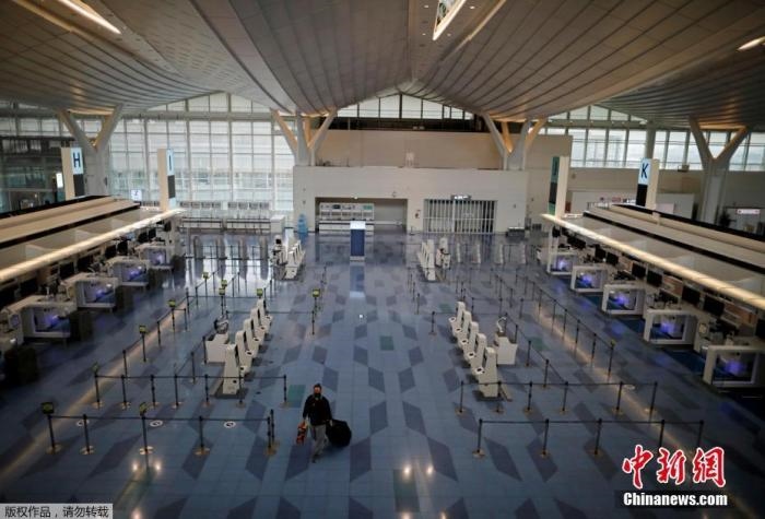 資料圖：日本東京，東京國際機場，一名乘客在國際航班航站樓的登機區(qū)。