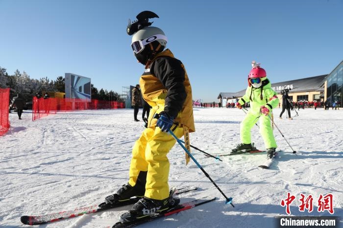 圖為滑雪場(chǎng)現(xiàn)場(chǎng)?！≡S婷 攝