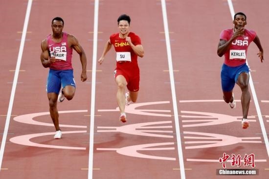 資料圖：北京時間8月1日晚，在東京奧運會男子百米決賽中，中國選手蘇炳添以9.98秒的成績獲得第六名，作為首位闖進奧運男子百米決賽的中國人，他再次創(chuàng)造了歷史。圖為蘇炳添在比賽中。<a target='_blank' href='/'>中新社</a>記者 富田 攝