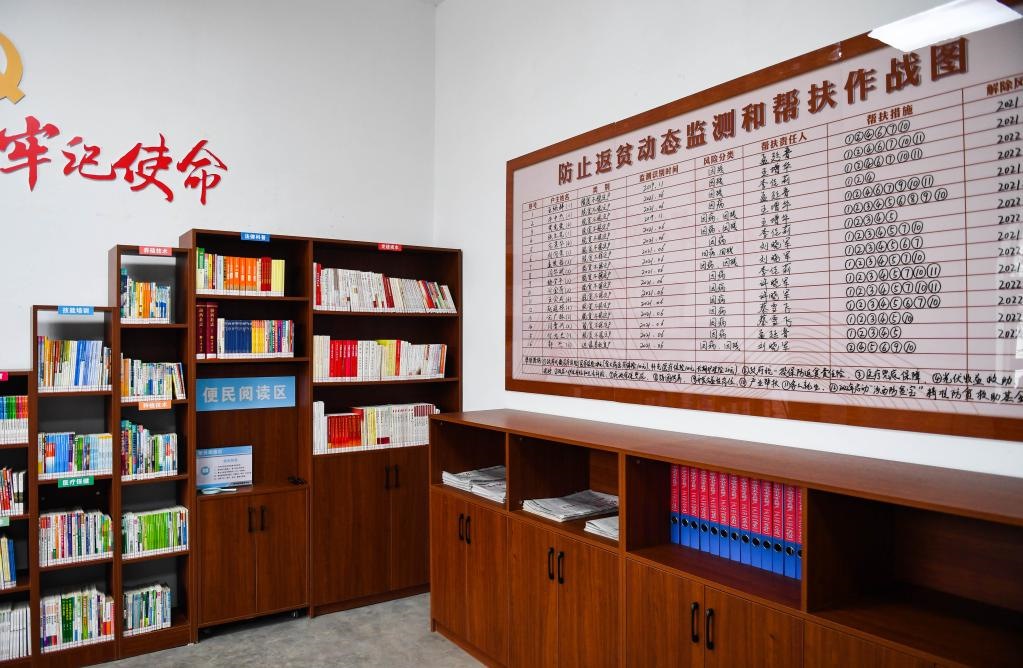 1月27日拍攝的臨汾市汾西縣段村村委會便民服務(wù)中心內(nèi)的防止返貧動態(tài)監(jiān)測和幫扶作戰(zhàn)圖。新華社記者 柴婷 攝