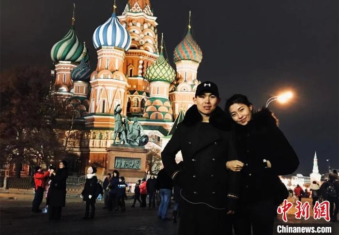 圖為敖木希勒夫婦留學(xué)合影。　敖木希勒供圖