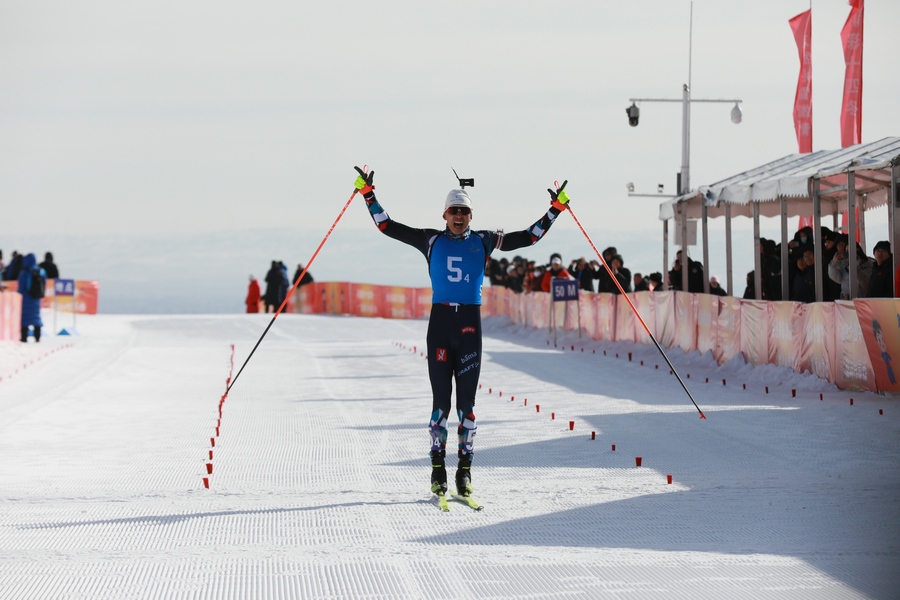 1708668427110643.jpg 河北選手閆星元率先沖過終點(diǎn)線.JPG