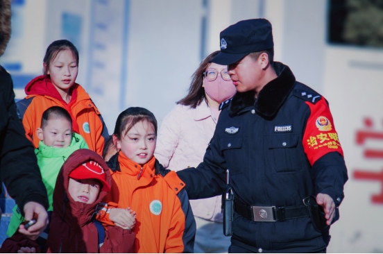 站好“護(hù)學(xué)崗”，守護(hù)“成長路”——南地公安持續(xù)開展護(hù)學(xué)行動494.png