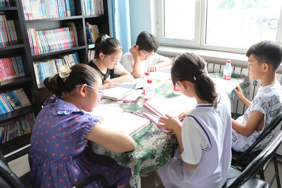 1720425315545772.jpg 孩子們在中心書房享受讀書的快樂.JPG