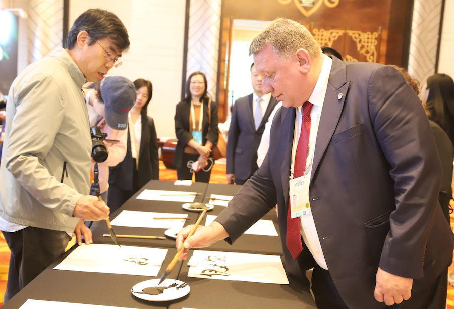 非遺、書法、文創(chuàng)齊亮相！2025年國家重要橋頭堡智庫論壇讓中外嘉賓讀懂北疆文化