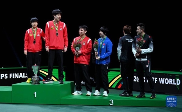 5月26日，冠軍中國組合王楚欽（左二）/孫穎莎（左一）與季軍中國組合林詩棟（左三）/蒯曼（左四）、中國香港組合黃鎮(zhèn)廷（右一）/杜凱琹在頒獎儀式后交流。新華社記者 陶希夷攝