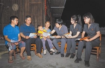 “法治屋場(chǎng)會(huì)”上，法院黨員志愿服務(wù)隊(duì)在給種植戶普及法律知識(shí)。