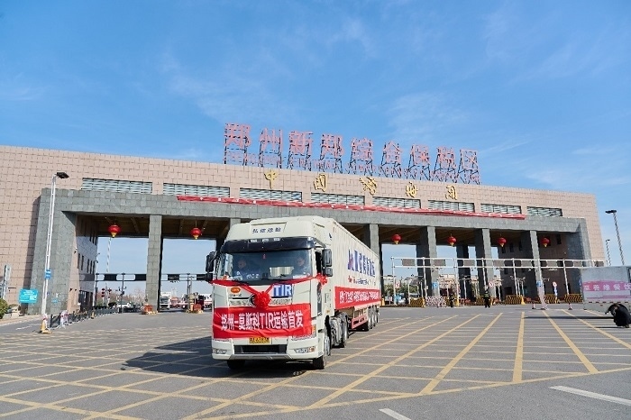 2023年2月20日，鄭州—莫斯科TIR運(yùn)輸首發(fā)車(chē)輛駛出鄭州新鄭綜合保稅區(qū)。新鄭海關(guān)供圖
