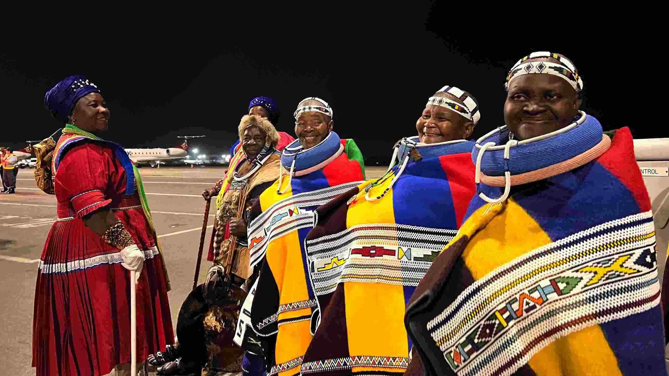 當(dāng)?shù)貢r(shí)間2023年8月21日晚，習(xí)近平主席乘坐的專機(jī)抵達(dá)南非約翰內(nèi)斯堡坦博國(guó)際機(jī)場(chǎng)，這是身穿民族服飾迎接的當(dāng)?shù)厝罕姟? width=