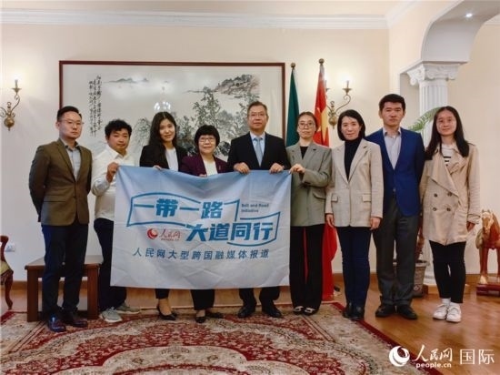 胡長(zhǎng)春大使、駐非盟使團(tuán)工作人員與人民網(wǎng)記者合影。