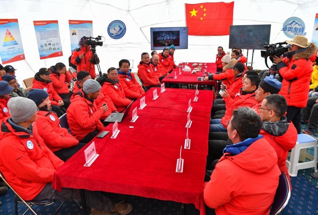 海拔4950米的卓奧友峰科考大本營(yíng)，科考隊(duì)員趙華標(biāo)（手拿麥克風(fēng)看電腦者）在宣讀剛剛接收到的頂峰氣象觀測(cè)數(shù)據(jù)，這標(biāo)志著峰頂自動(dòng)氣象站架設(shè)成功，成功傳回觀測(cè)數(shù)據(jù)（10月1日攝）。新華社記者晉美多吉 攝