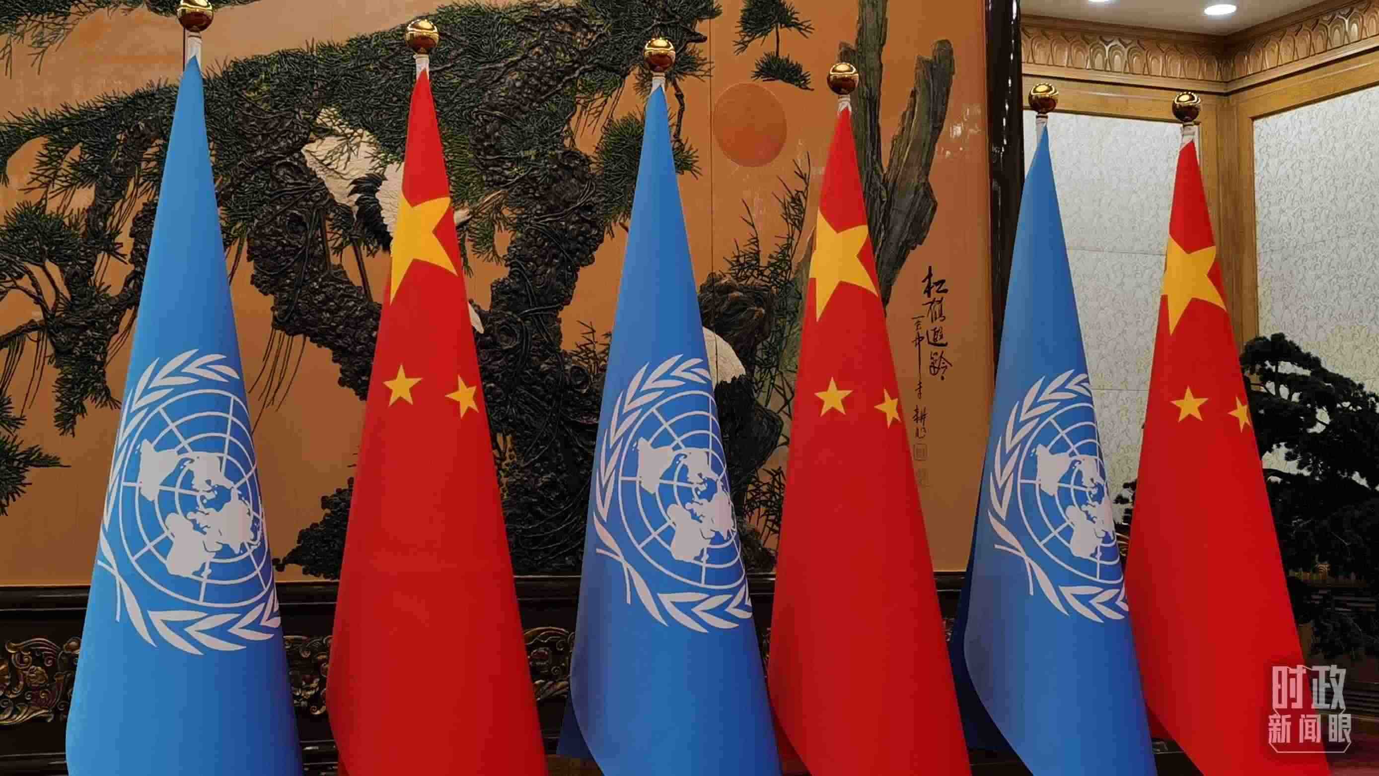 △會(huì)見(jiàn)現(xiàn)場(chǎng)的中國(guó)國(guó)旗和聯(lián)合國(guó)旗。（總臺(tái)央視記者郭鴻拍攝）