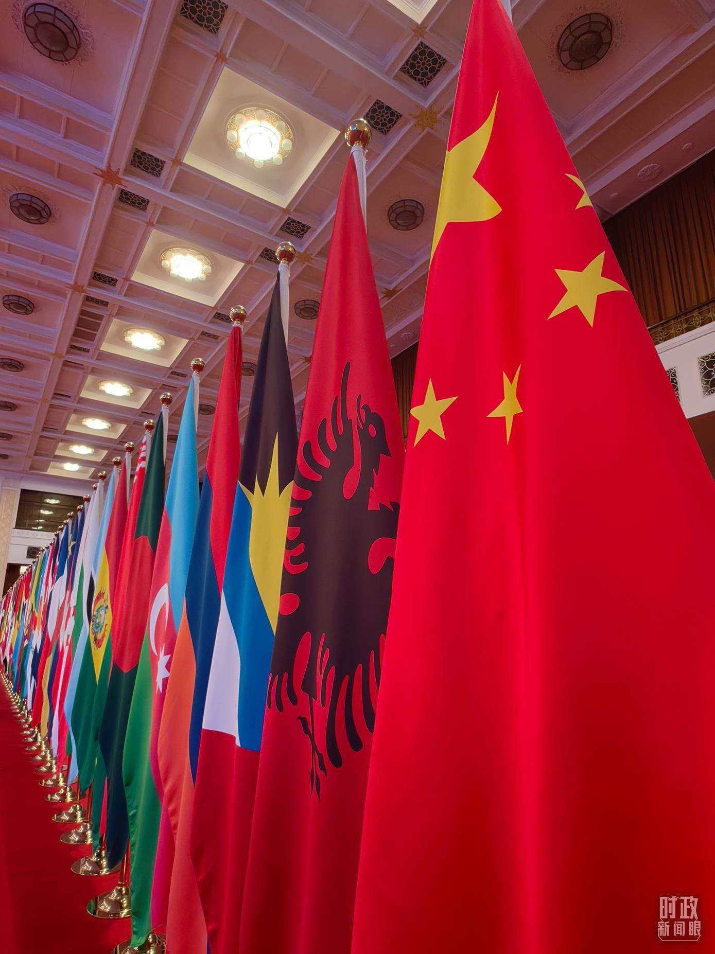 △開(kāi)幕式會(huì)場(chǎng)內(nèi)整齊排列的旗幟。（總臺(tái)央視記者楊波拍攝）