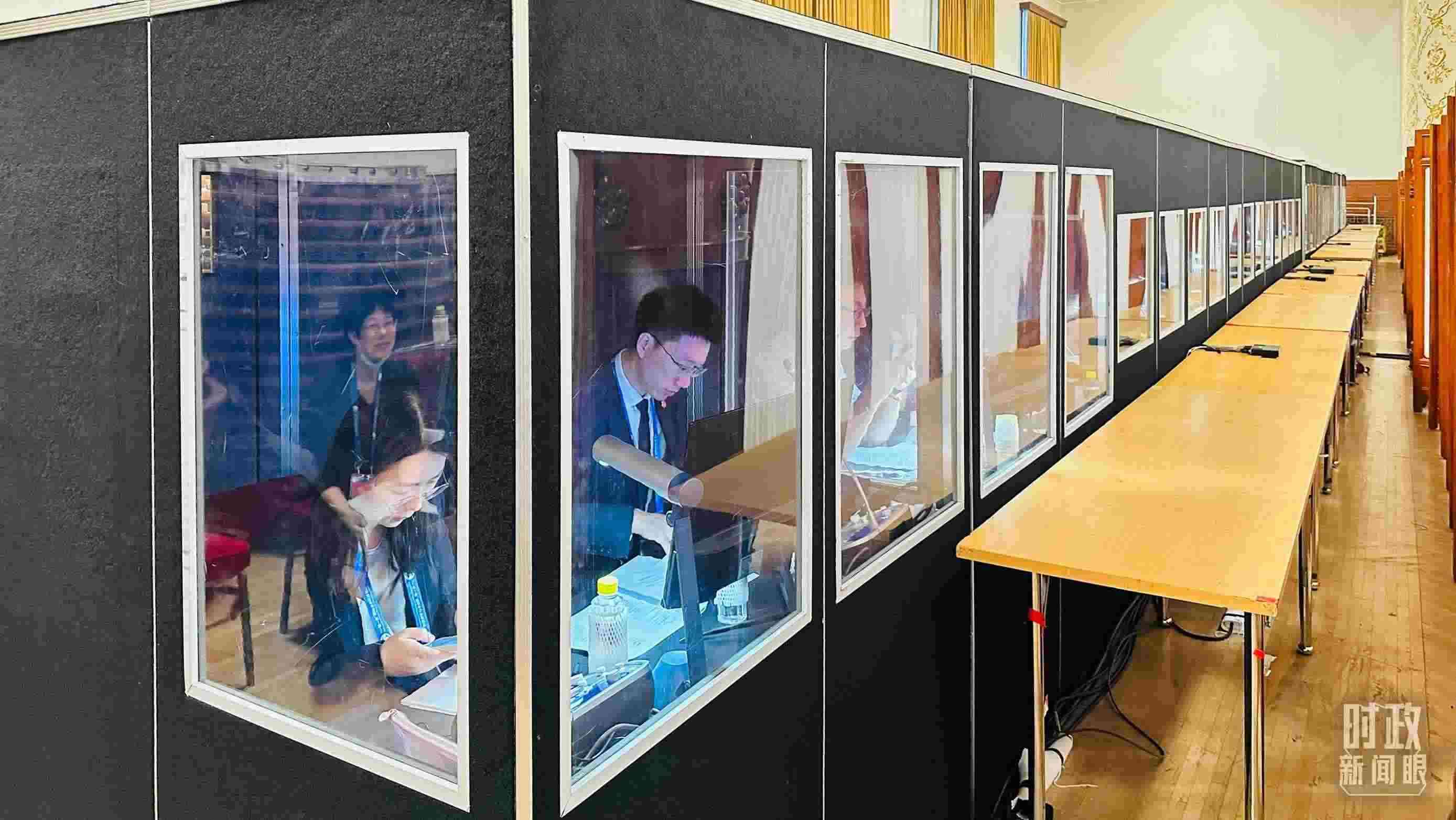 △開(kāi)幕式現(xiàn)場(chǎng)的多語(yǔ)種同傳間。（總臺(tái)國(guó)廣記者時(shí)冉拍攝）