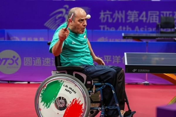 10月23日，杭州第4屆亞殘運(yùn)會(huì)乒乓球男子單打Class2小組循環(huán)賽舉行。圖為伊朗隊(duì)選手哈?！ず嗁M(fèi)尚在比賽中。圖片來源：杭州亞殘組委會(huì)