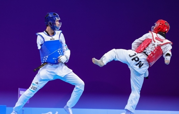 10月23日，杭州第4屆亞殘運(yùn)會(huì)跆拳道男子K44級58公斤級銅牌賽舉行。圖為烏茲別克斯坦隊(duì)選手桑賈貝克·穆赫托羅夫(左)和日本隊(duì)選手阿渡健太在比賽中。圖片來源：杭州亞殘組委會(huì)