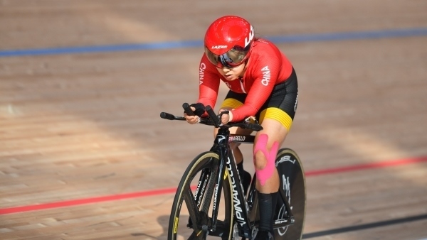 10月23日，杭州第4屆亞殘運(yùn)會(huì)場地自行車女子個(gè)人C4-5級3000米追逐賽金牌賽舉行。圖為中國隊(duì)選手季子賢在比賽中。圖片來源：杭州亞殘組委會(huì)