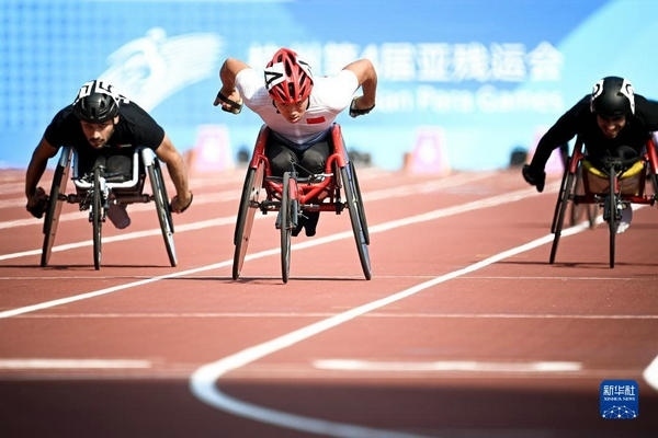 10月23日，中國選手龔文浩（左二）在杭州第4屆亞殘運(yùn)會(huì)男子100米-T34決賽的比賽中。他以15秒55的成績獲得該項(xiàng)目銀牌。新華社記者 江漢攝