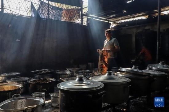 11月3日，在加沙地帶南部城市拉法，人們?cè)诿簹庵袛嗪笥貌窕鹱鲲?。新華社發(fā)（里澤克·阿卜杜勒賈瓦德攝）