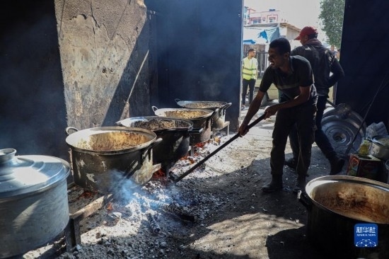 11月3日，在加沙地帶南部城市拉法，人們?cè)诿簹庵袛嗪笥貌窕鹱鲲垺Ｐ氯A社發(fā)（里澤克·阿卜杜勒賈瓦德攝）