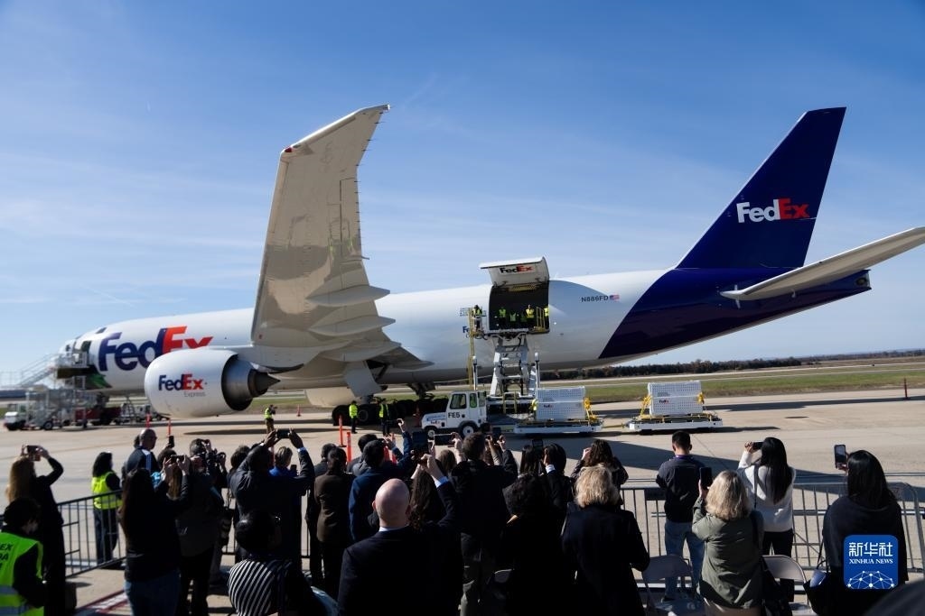 11月8日，在美國弗吉尼亞州的華盛頓杜勒斯國際機(jī)場，裝有大熊貓的特制“旅行包廂”準(zhǔn)備運(yùn)上專機(jī)。新華社記者劉杰攝