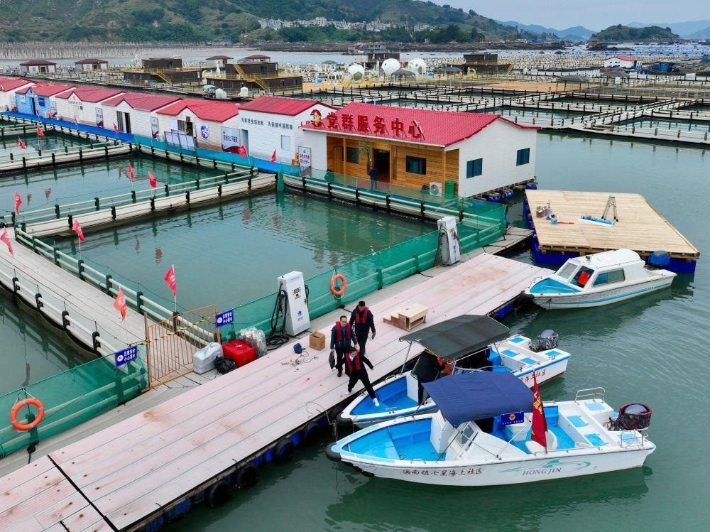 △2023年11月14日，福建寧德市霞浦縣溪南鎮(zhèn)七星海上社區(qū)的工作人員，前往轄區(qū)漁排進行民情走訪。