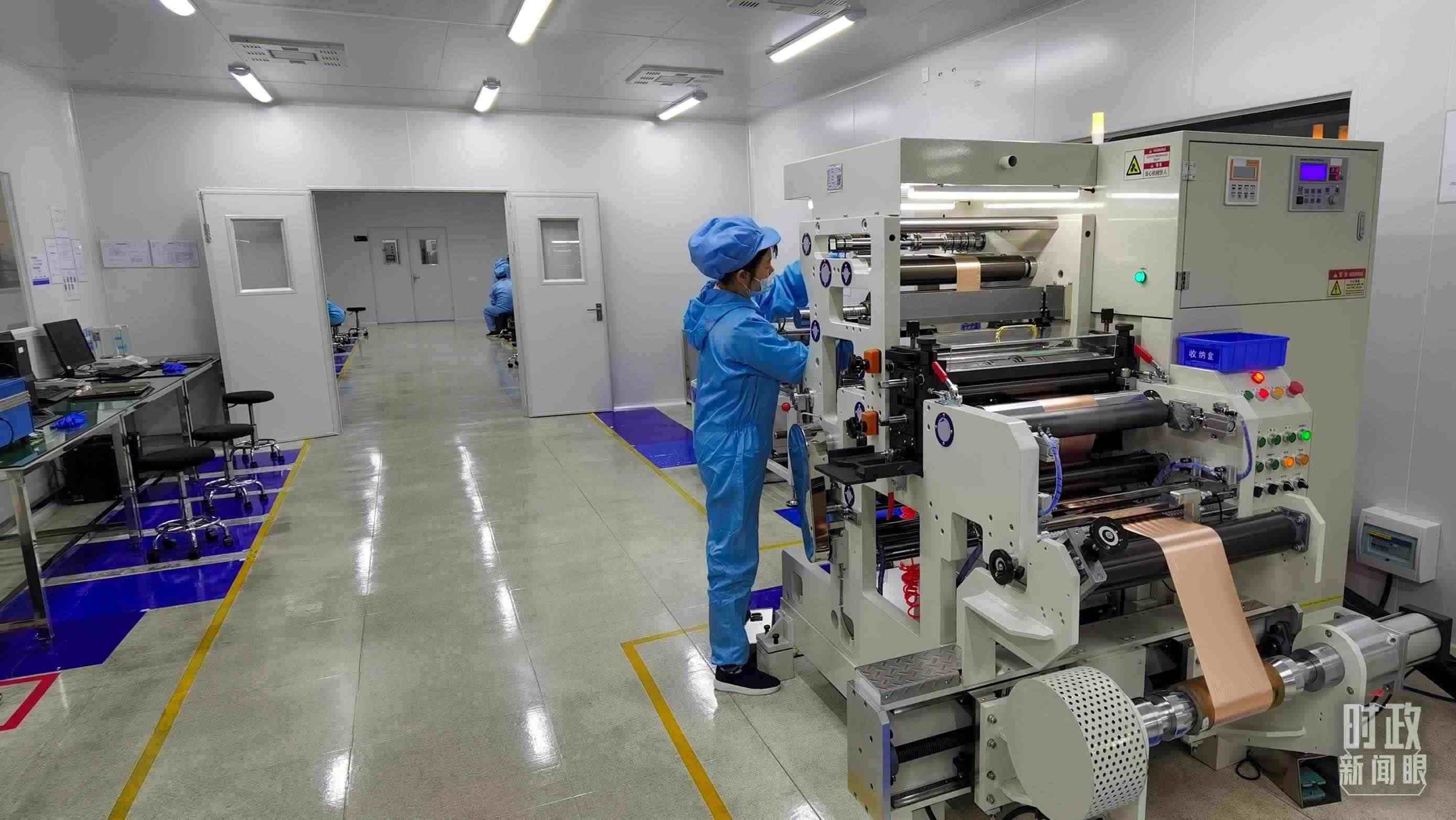 △企業(yè)員工將冷壓后的極片裁出規(guī)定尺寸，用于鋰電池制作。（總臺央視記者郭鴻拍攝）