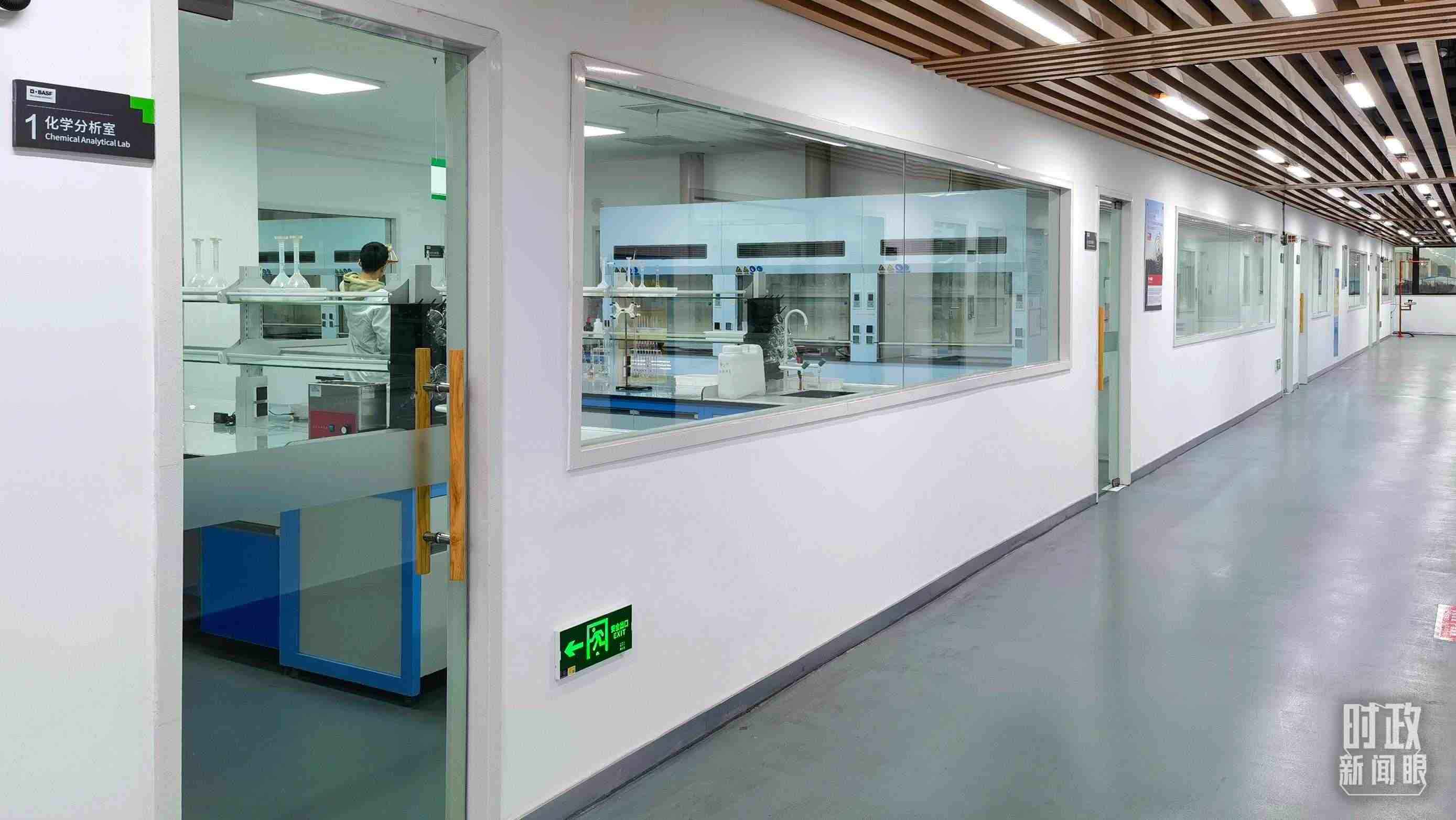 △巴斯夫杉杉電池材料有限公司化學(xué)分析室。（總臺央視記者石丞拍攝）