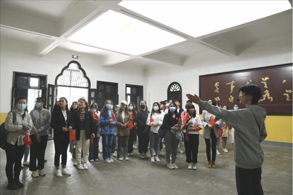 2021年5月20日，少數(shù)民族學(xué)生在湖南第一師范學(xué)院進(jìn)行紅色研學(xué)活動(dòng)，共同追尋那段紅色歲月的足跡。