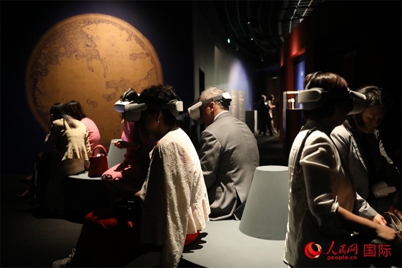 嘉賓在展覽“傳奇之旅：馬可·波羅與絲綢之路上的世界”VR體驗(yàn)區(qū)參觀。人民網(wǎng) 殷韜攝