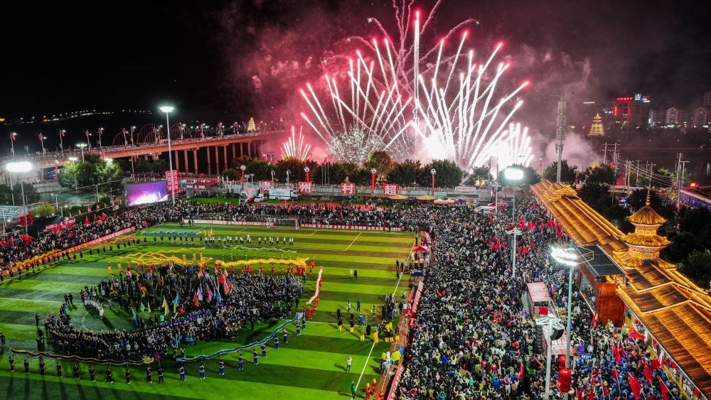 2024全國(guó)“村晚”示范展示活動(dòng)暨貴州“村超村晚”舉行音樂煙花秀表演（無(wú)人機(jī)照片，2024年2月3日攝）。新華社記者 劉續(xù) 攝