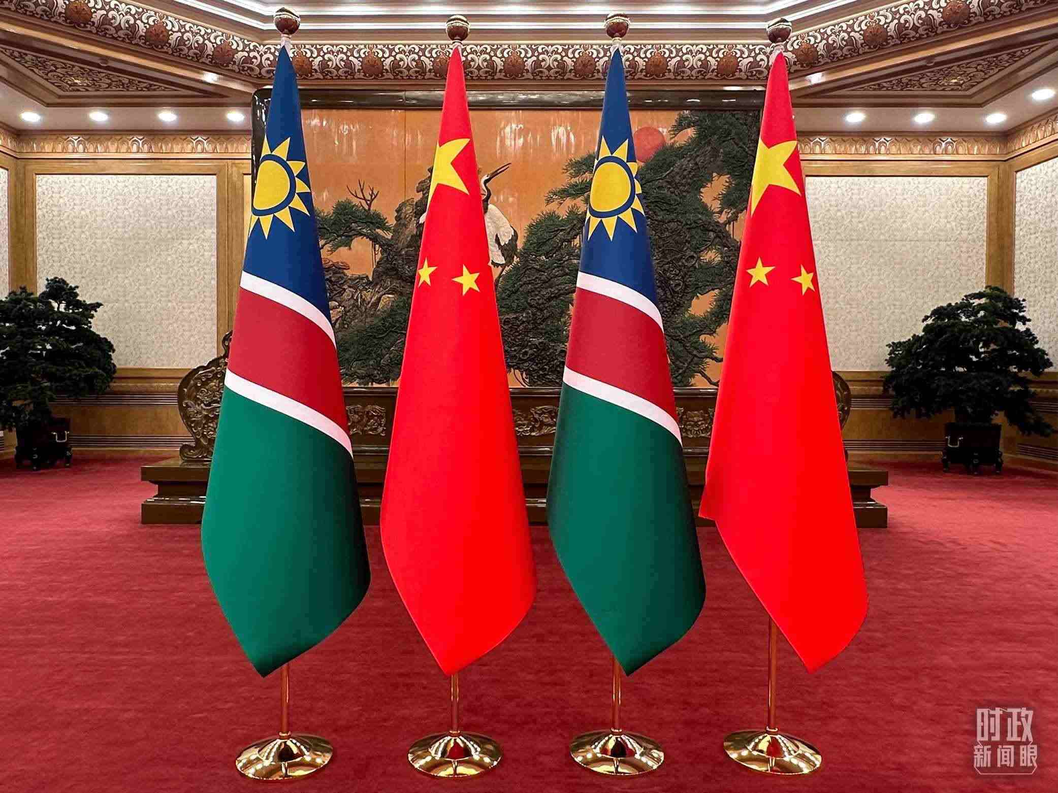  △雙邊會見現(xiàn)場的中國和納米比亞國旗。（總臺央視記者范一鳴拍攝）