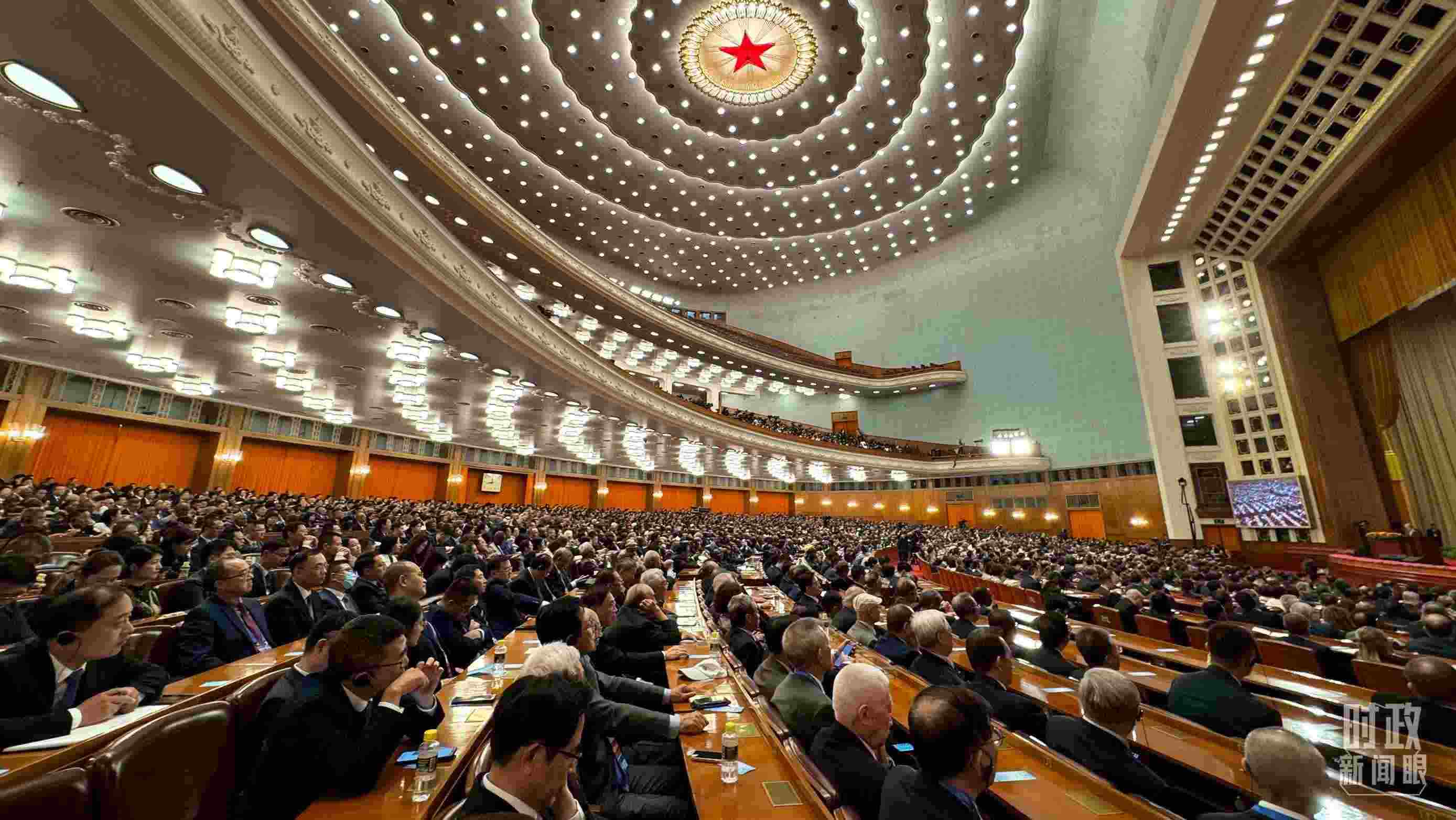  △中非合作論壇非方成員國國家元首、政府首腦、代表團團長及國際和地區(qū)組織負(fù)責(zé)人等中外各界人士3200余人出席開幕式。（總臺央視記者蔣碩拍攝）