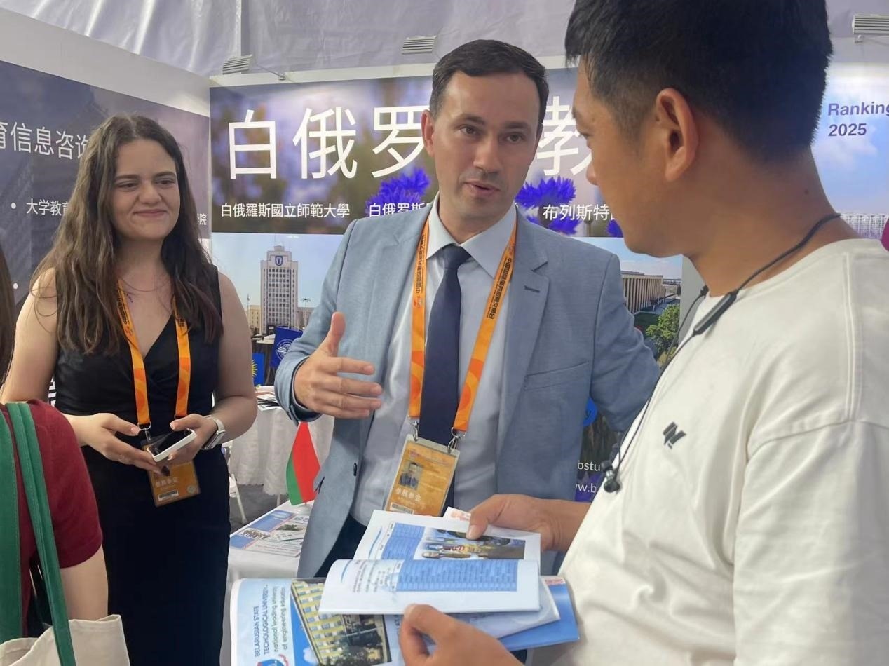 觀眾在展臺咨詢。人民網(wǎng)記者 何旭攝