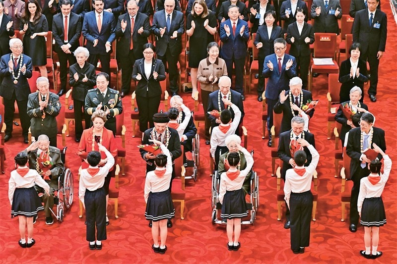 2024年9月29日，中華人民共和國(guó)國(guó)家勛章和國(guó)家榮譽(yù)稱號(hào)頒授儀式在北京人民大會(huì)堂隆重舉行。圖為少先隊(duì)員向國(guó)家勛章和國(guó)家榮譽(yù)稱號(hào)獲得者敬禮致意。 新華社記者 岳月偉/攝