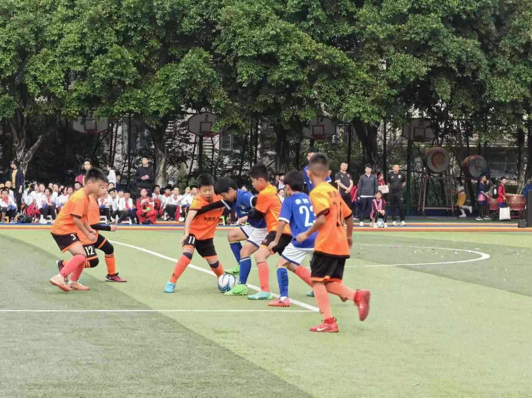 珊瑚魯能小學(xué)的學(xué)生們?cè)谶M(jìn)行足球比賽。 人民網(wǎng)記者 楊磊攝