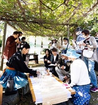 游客們在浙江體驗區(qū)品茶。