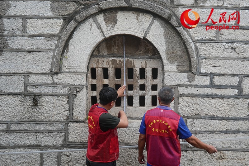 9月14日，山東青州，文物普查隊(duì)員正在實(shí)地調(diào)查。人民網(wǎng)記者 韋衍行攝