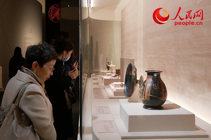 11月13日，觀(guān)眾正在國(guó)博參觀(guān)“美的多元——古希臘的藝術(shù)與生活”展。人民網(wǎng)記者 韋衍行攝