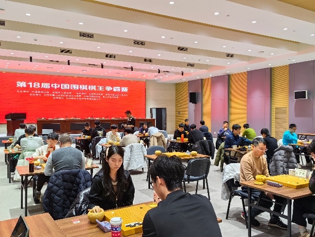 棋手在比賽中。人民網(wǎng)記者 李乃妍攝