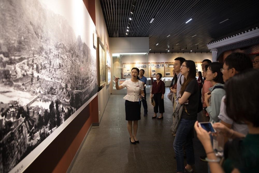 △參觀者在遵義會議紀念館聽取介紹。